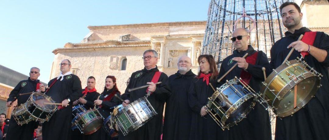 El delegado de la Junta, el alcalde de Hellín y tamborileros, celebrando este domingo la declaración de la UNESCO