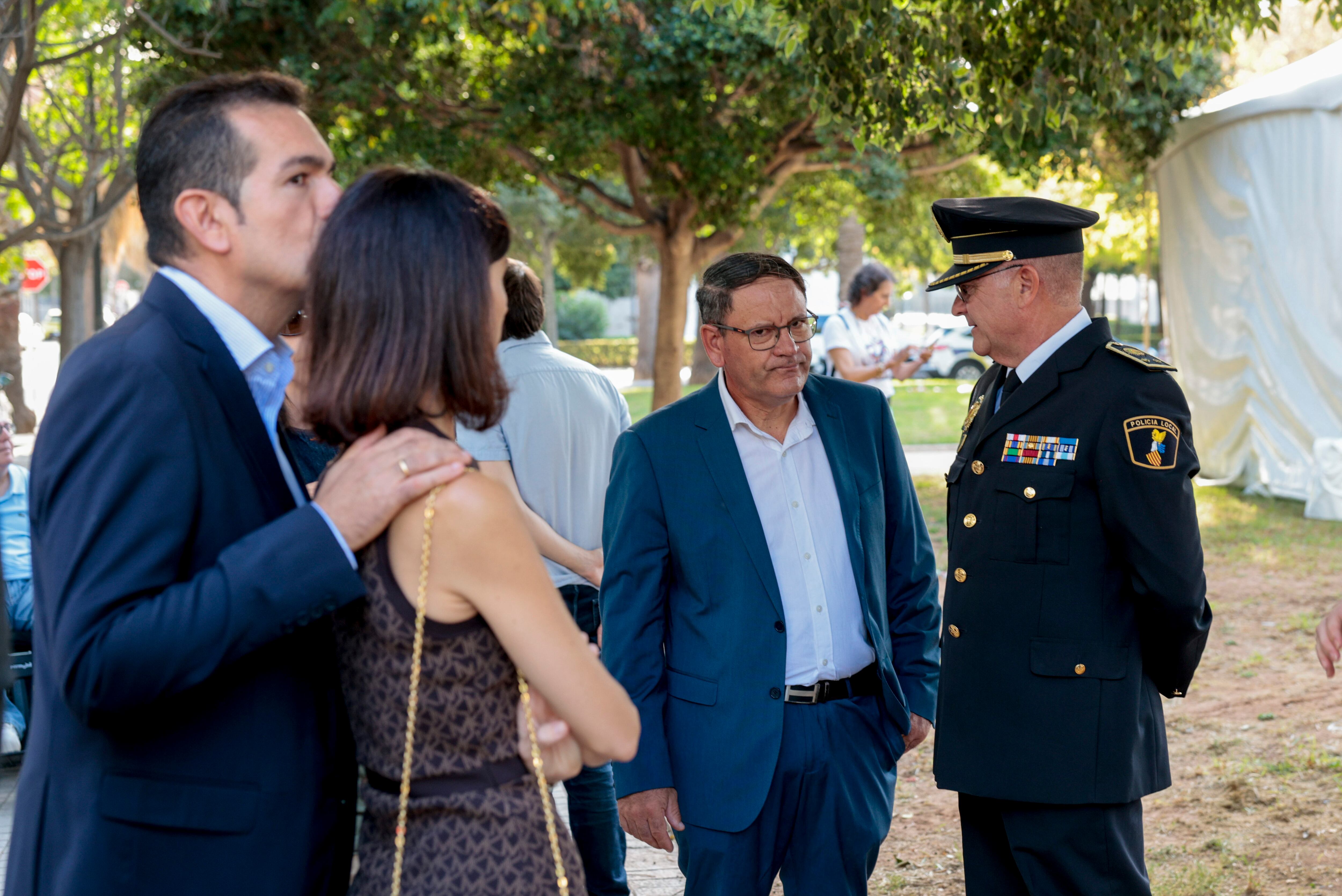 Julián el portero que salvó a varias personas de la finca. El edificio incendiado del barrio de Campanar de València, que fue devastado por las llamas el 22 de febrero de 2024 en un incendio que causó diez muertos y dejó a centenares de personas sin nada, celebra su reconstrucción con la puesta simbólica de la &quot;primera piedra&quot;.