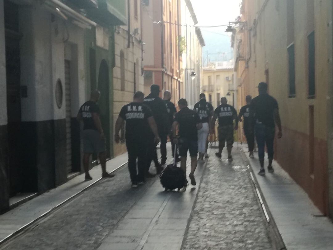 Imagen de los integrantes de la empresa que ha posibilitado el desalojo de una okupa en Alcoy