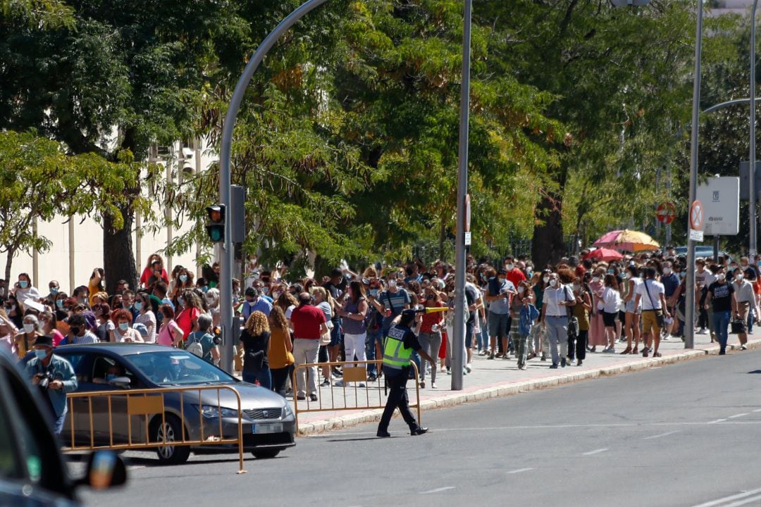 Una multitud de personas guardan cola en el IES Virgen de la Paloma para realizarse test de coronavirus, en Madrid (España), a 2 de septiembre de 2020. La realización de test anticuerpos de Covid-19 a los cerca de 100.000 docentes y miembros del personal de administración y servicios de los centros educativos públicos y concertados de la Comunidad de Madrid es una de las medidas incluidas en la estrategia de 