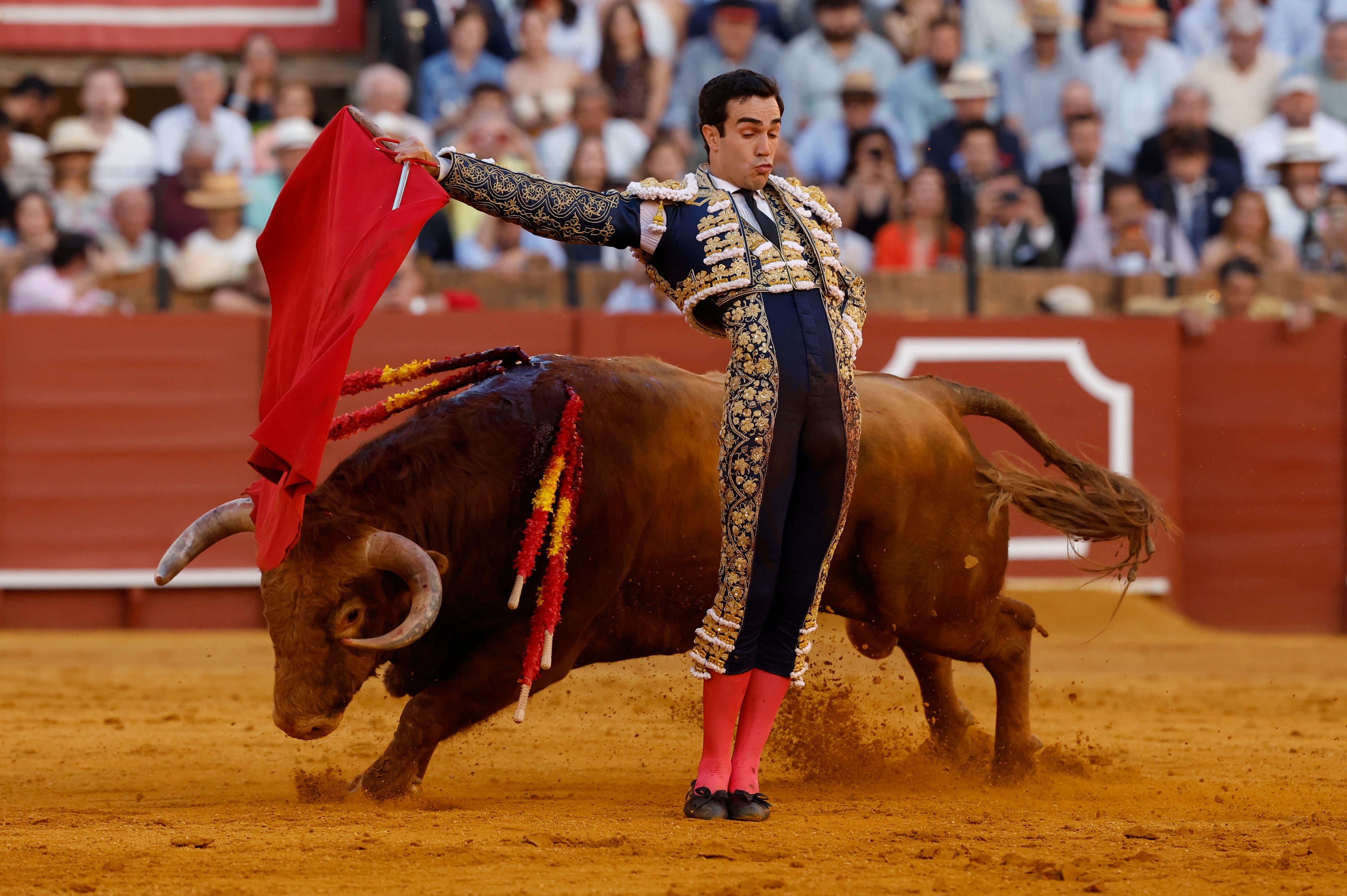 SEVILLA, 20/04/2026.- El diestro Tomás Rufo en la lidia de su segundo astado durante el décimo festejo taurino de la Feria de Abril de Sevilla, con reses de la ganadería de Hermanos García Jiménez, este lunes en la Real Maestranza de Sevilla. EFE/ Julio Muñoz