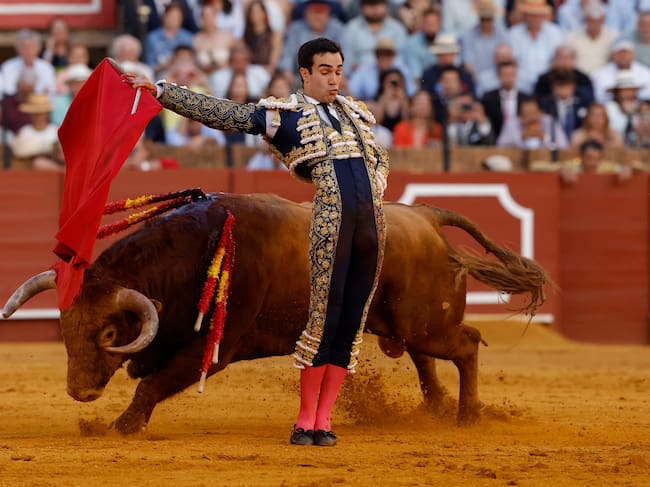 SEVILLA, 20/04/2026.- El diestro Tomás Rufo en la lidia de su segundo astado durante el décimo festejo taurino de la Feria de Abril de Sevilla, con reses de la ganadería de Hermanos García Jiménez, este lunes en la Real Maestranza de Sevilla. EFE/ Julio Muñoz