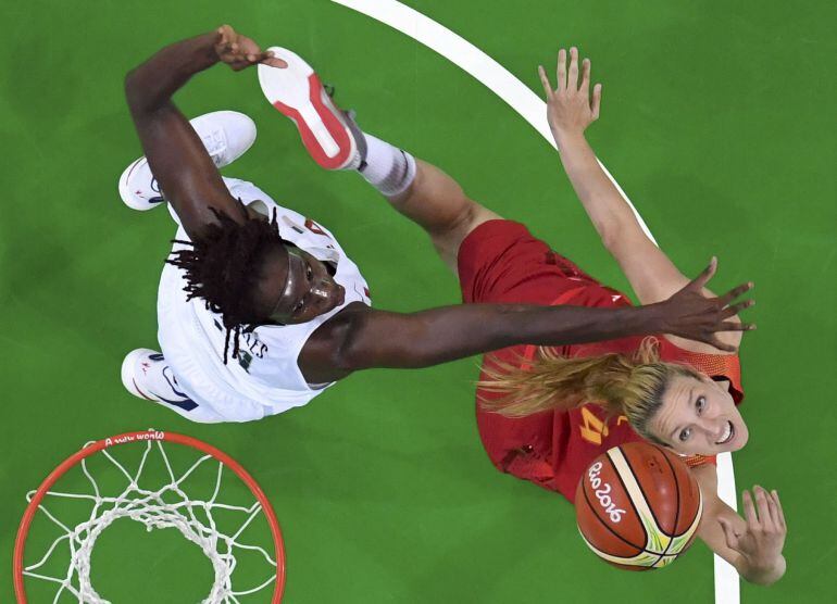 Laura Gil intenta una penetración ante Tina Charles