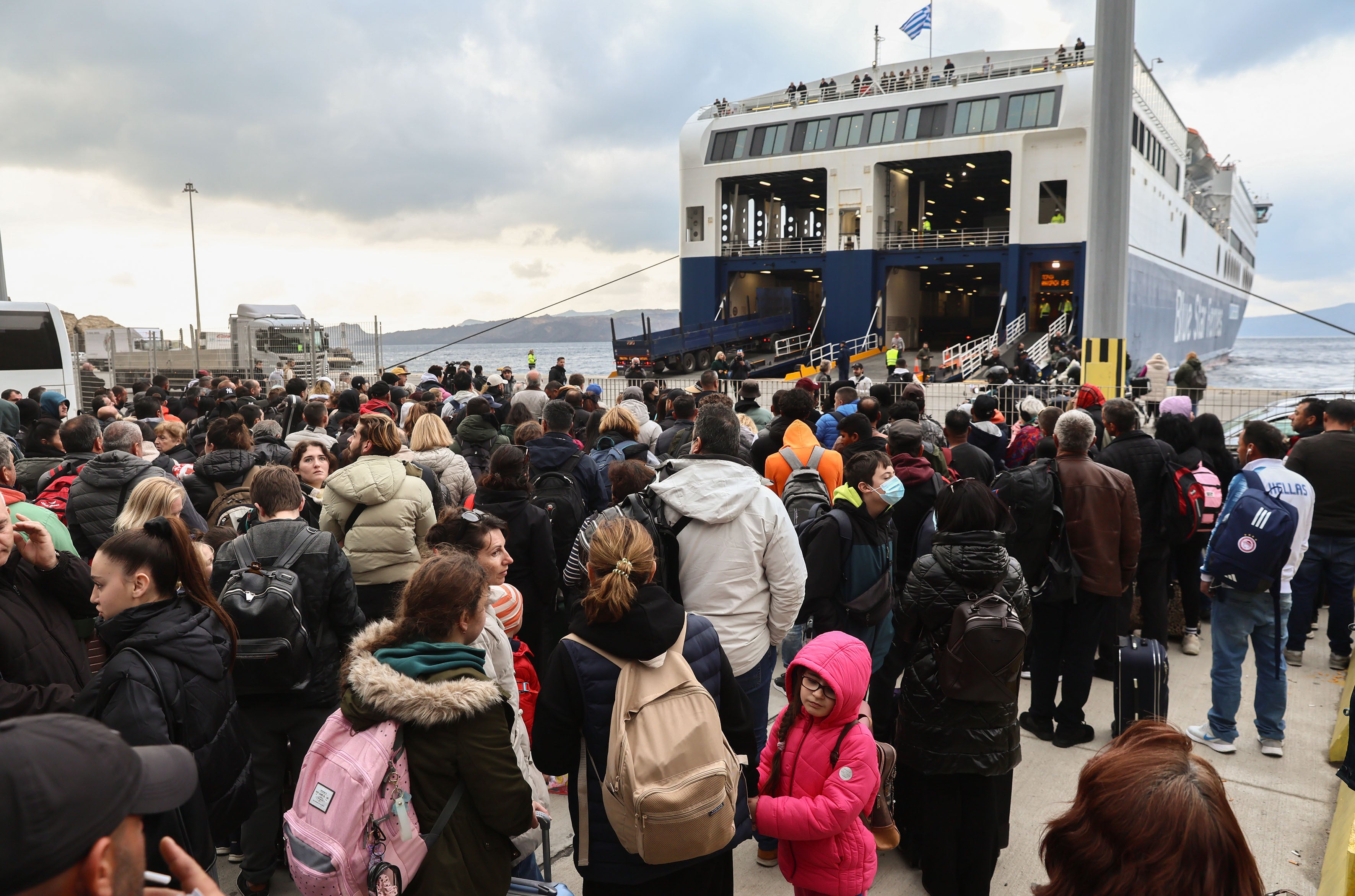 Turistas y residentes subiéndose a un ferry para abandonar la isla de Santorini (Grecia)