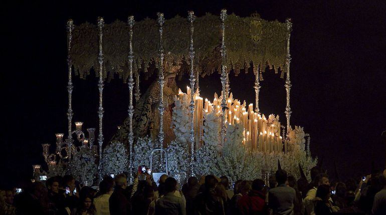 La Madrugá finaliza tras 15 horas de imágenes en las calles