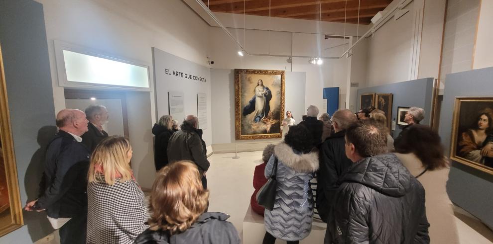 Numerosos visitantes en el museo observando la obra de Murillo