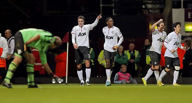 Robin van Persie, Danny Welbeck, Rafael a Silva y Shinji Kagawa celebran el gol del holandés