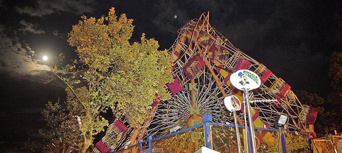 Imagen de la noria derribada por el fuerte viento y las lluvias intensas caídas en la feria de la localidad valenciana de Gandia.