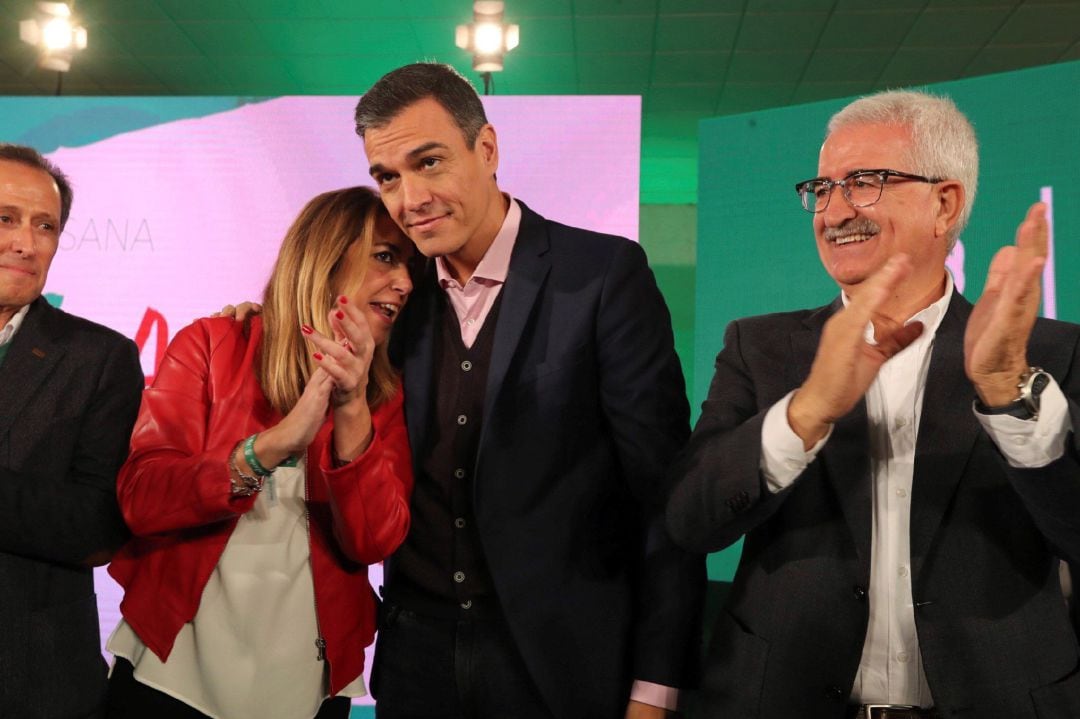 El presidente del Gobierno, Pedro Sánchez (c), la presidenta de la Junta de Andalucia, Susana Díaz y el vicepresidente de la Junta, Manuel Jiménez durante un mitin en Chiclana (Cádiz). EFE Román Ríos.