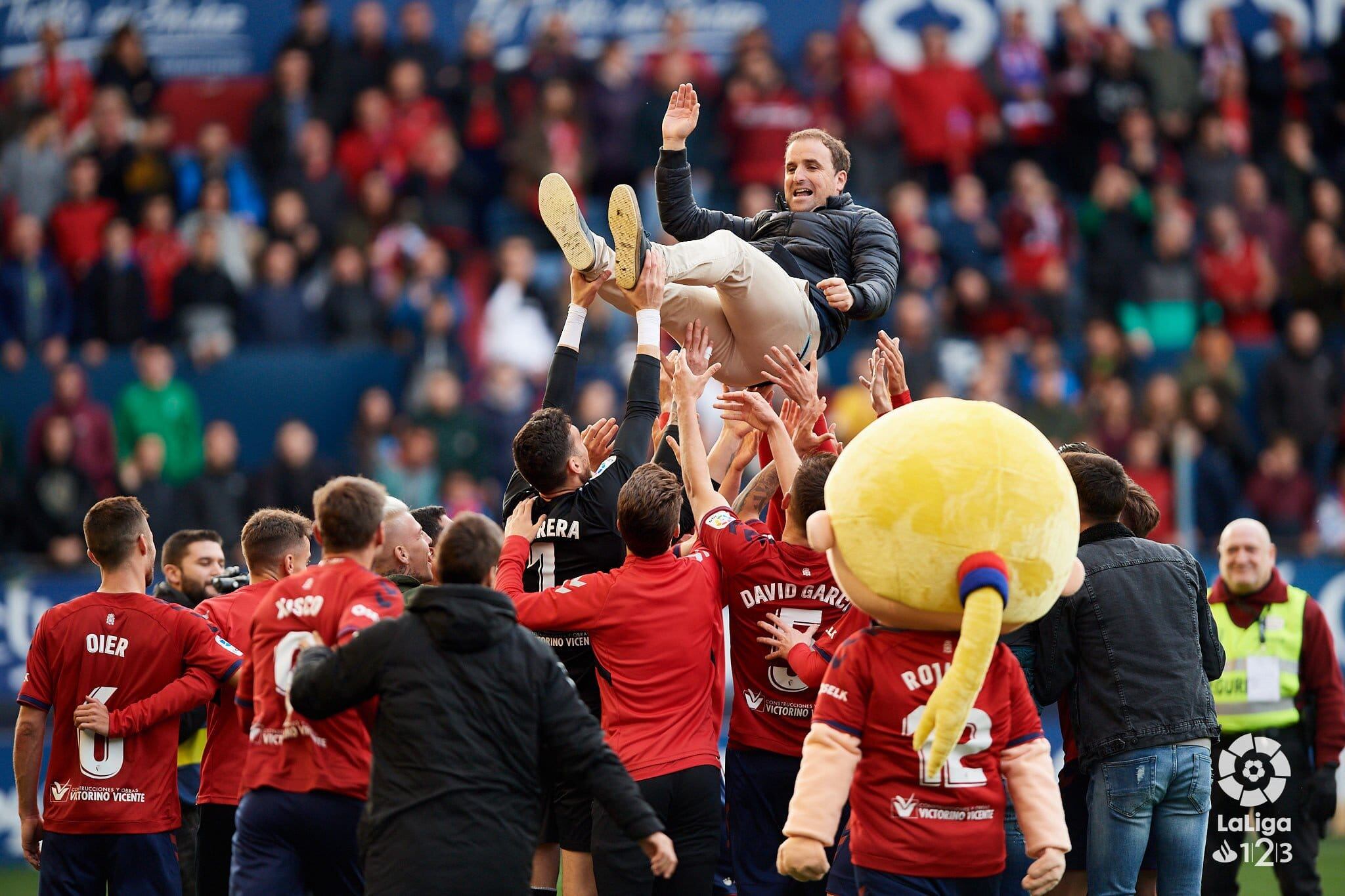 Jagoba Arrasate manteado por la plantilla de Osasuna