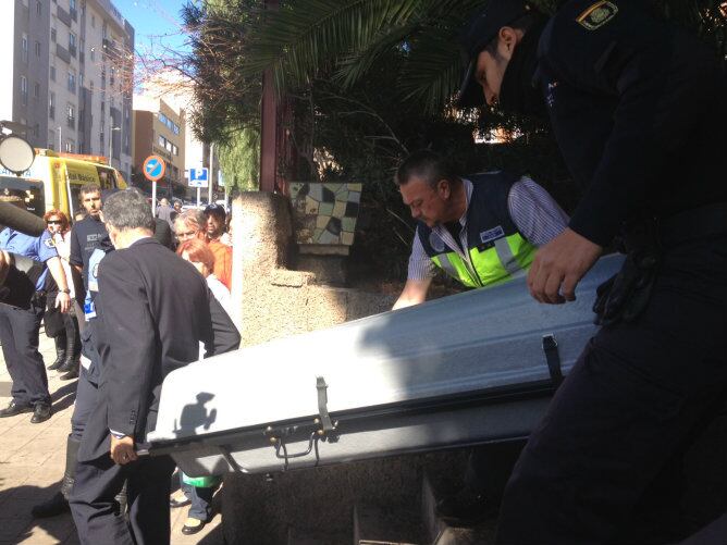 Traslado del cadáver de la mujer víctima de violencia de género en Santa Cruz de Tenerife al Instituto de Medicina Legal