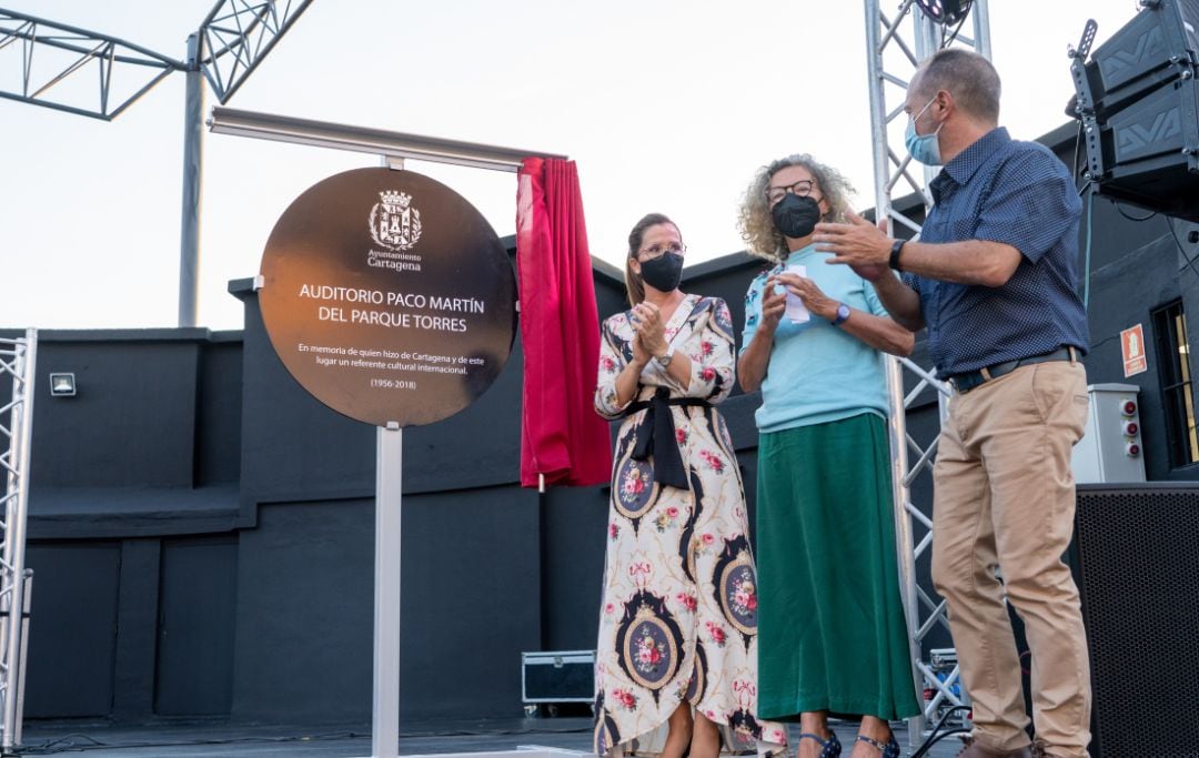 La alcaldesa, Ana Belén Castejón, junto a la periodista Amelia Castilla y el hermano de Paco Martín, tras descubrir la placa