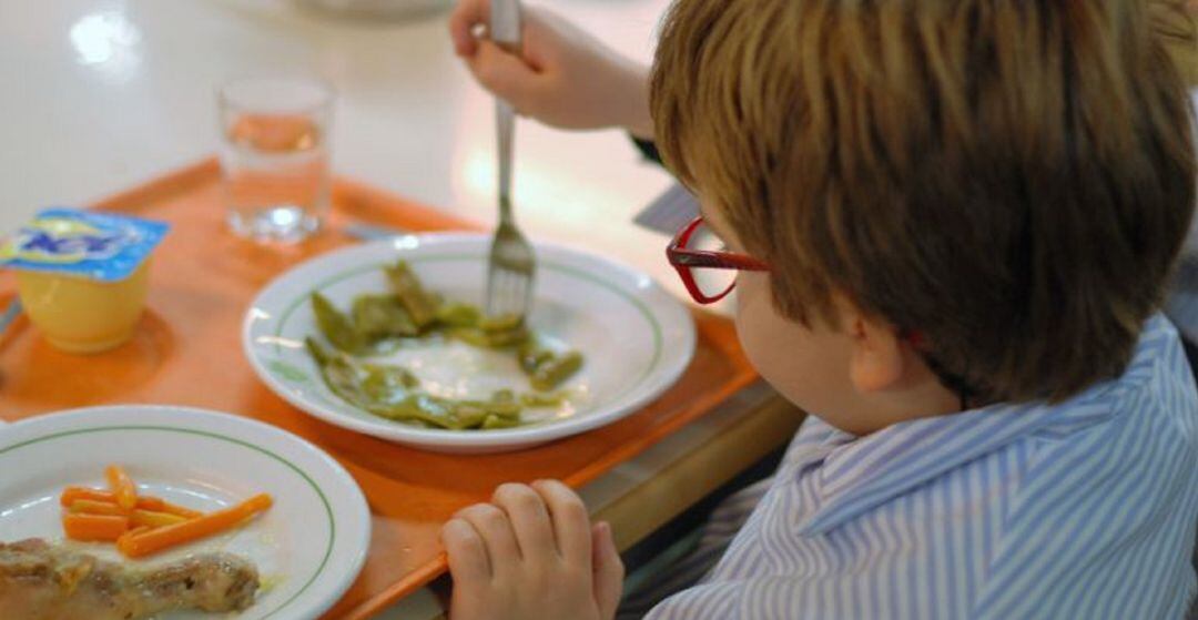 Un niño en un comedor escolar