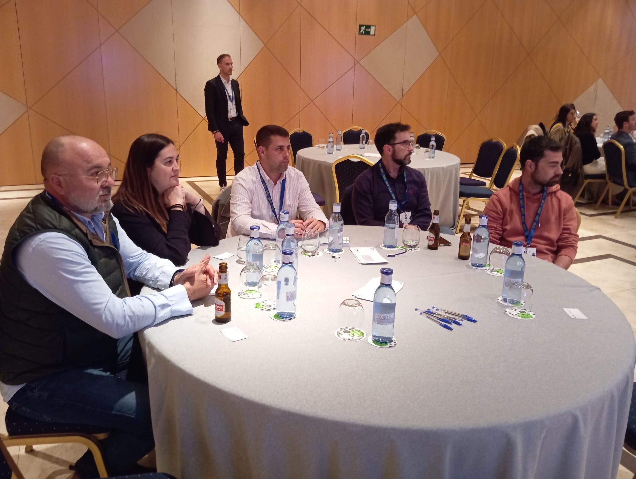 Álvaro Méndez, asesor de Radio Albacete junto con Antonio y Mari Carmen Navarro, de Tejados Manchegos; Juan López, de Avánzate y Antonio Reverte de la Academia Ready Steam