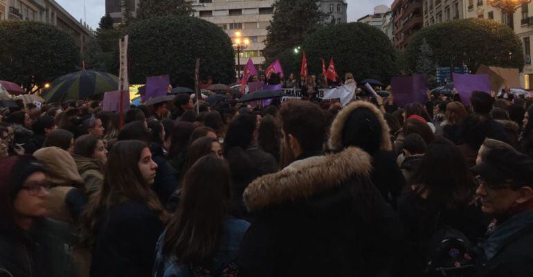 Miles de personas se concentraron en la plaza del Altozano para pedir &quot;igualdad entre hombres y mujeres&quot;