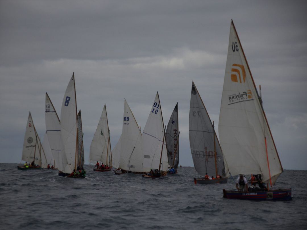 Una de las regatas de barquillos de Vela Latina en Lanzarote.