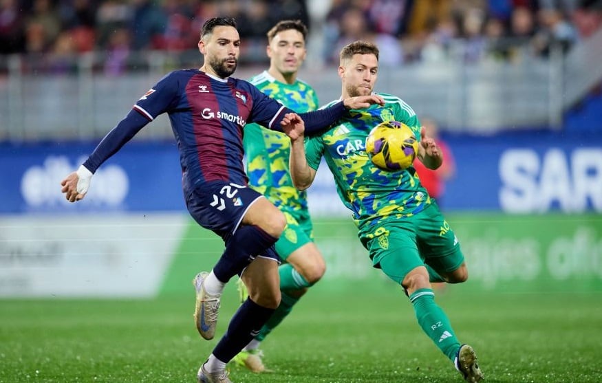 Iván Calero disputa un balón con Puertas en el partido disputado en Ipurúa