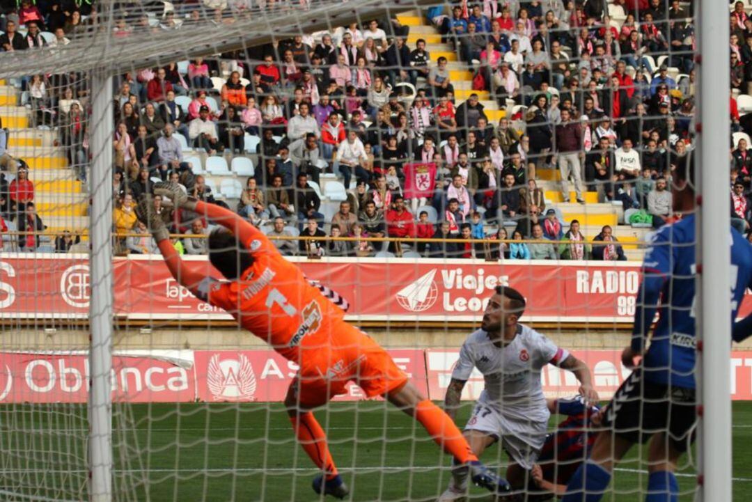 Instante en el que el cabezazo de Dioni pega en el larguero y acaba en gol