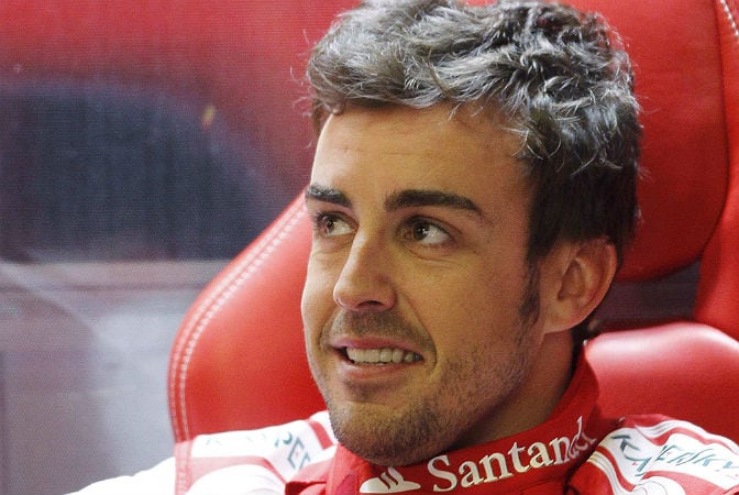 Fernando Alonso sonríe antes de la primera sesión de entrenamientos libres e