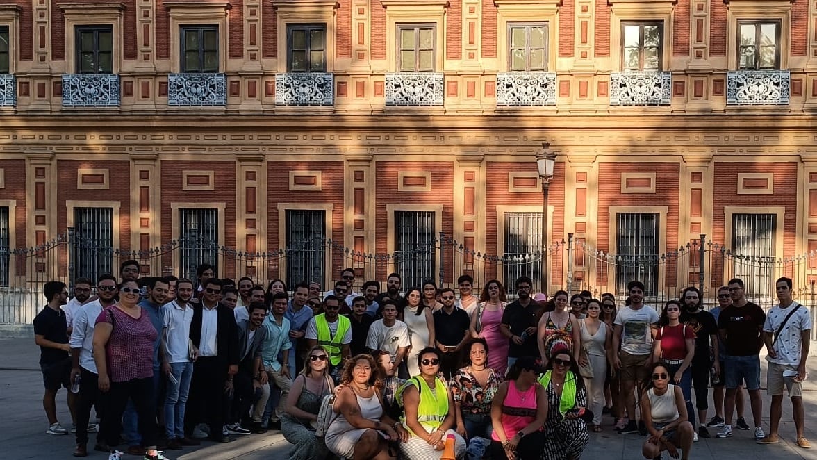 Jóvenes afectados por el retraso del bono de alquiler joven en una protesta el pasado mes de junio ante el Parlamento andaluz.