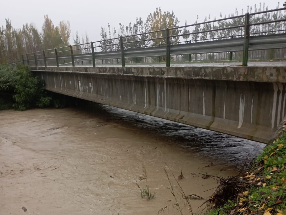 Comienza a bajar el caudal del río Genil en la Vega de Granada tras un día de récord de lluvia en la provincia