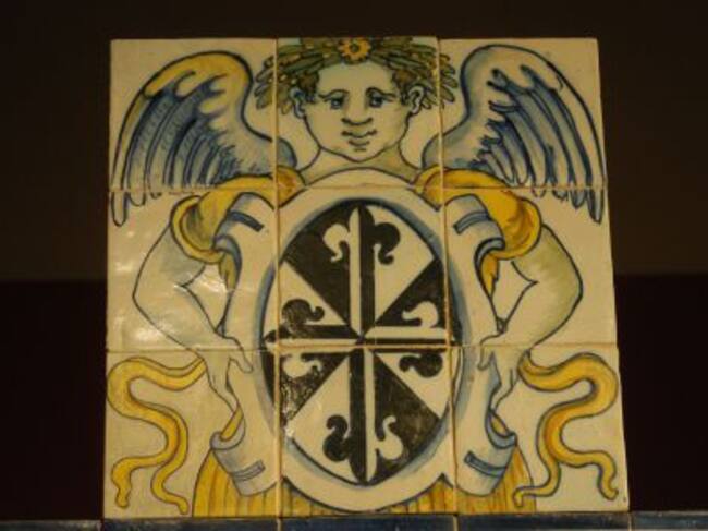 Detalle del Retablo de azulejos de la Sacristía de Santo Domingo que muestra la cruz de la orden de los dominicos