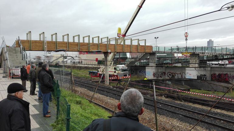 Culminan los trabajos de instalación de la pasarela