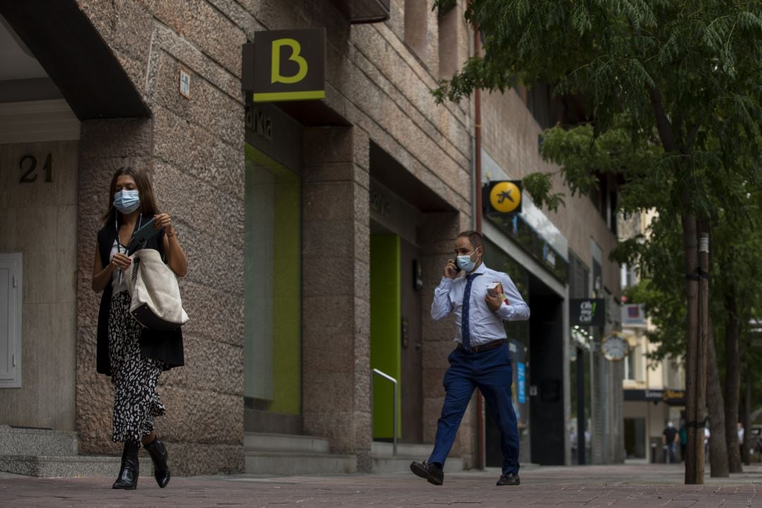 Sucursales de Bankia y Caixabank en la misma calle