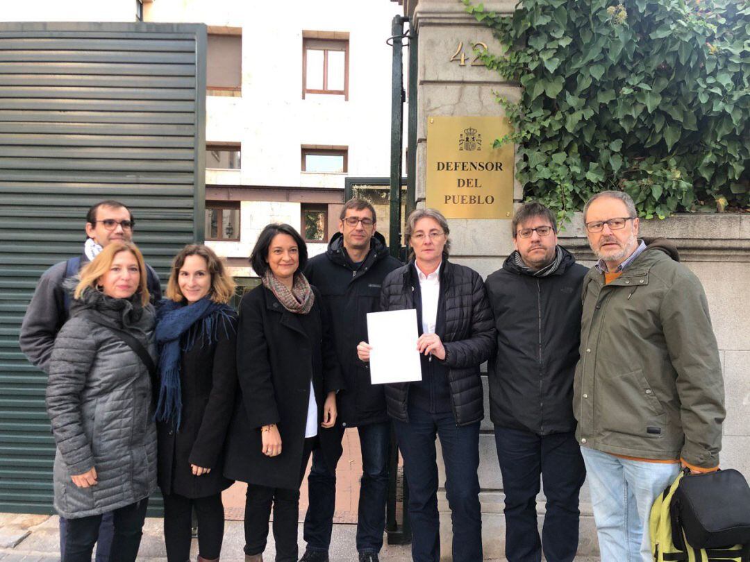 Diputados y concejales de Más Madrid, entre ellos Emilio Delgado, Marta Higueras y Javier Barbero, presentan una denuncia ante el Defensor del Pueblo por una agresión a menas en el parque de Hortaleza.