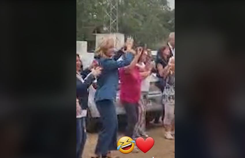 La ministra de Educación bailando con decenas de mujeres en Jerez