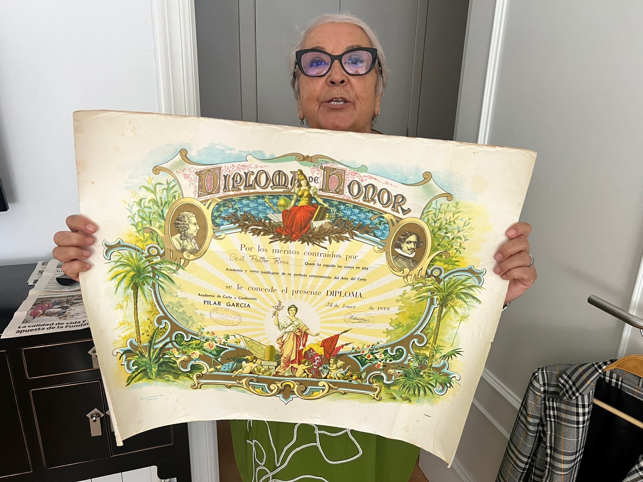 Cesi Pastor, la costurera que enseña puntadas y paciencia en Lo Campano y sueña con coser para Caprile