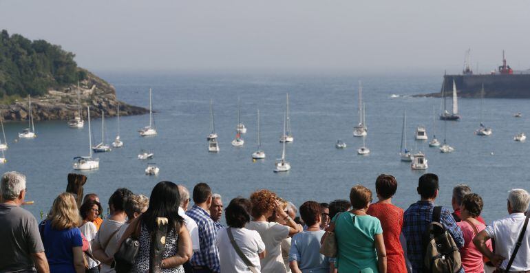 Un grupo de turistas observa la playa de la Concha de San Sebastián.