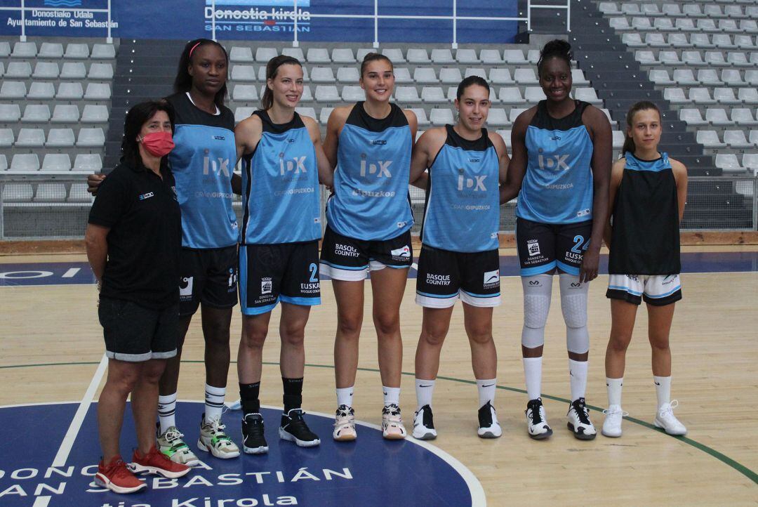 Parte de la plantilla del IDK Euskotren posa en el Gasca en el primer entrenamiento de la pretemporada