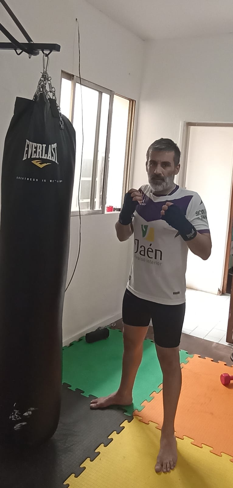 Fernando Domínguez practicando deporte en Buenos Aires con la camiseta del Real Jaén.