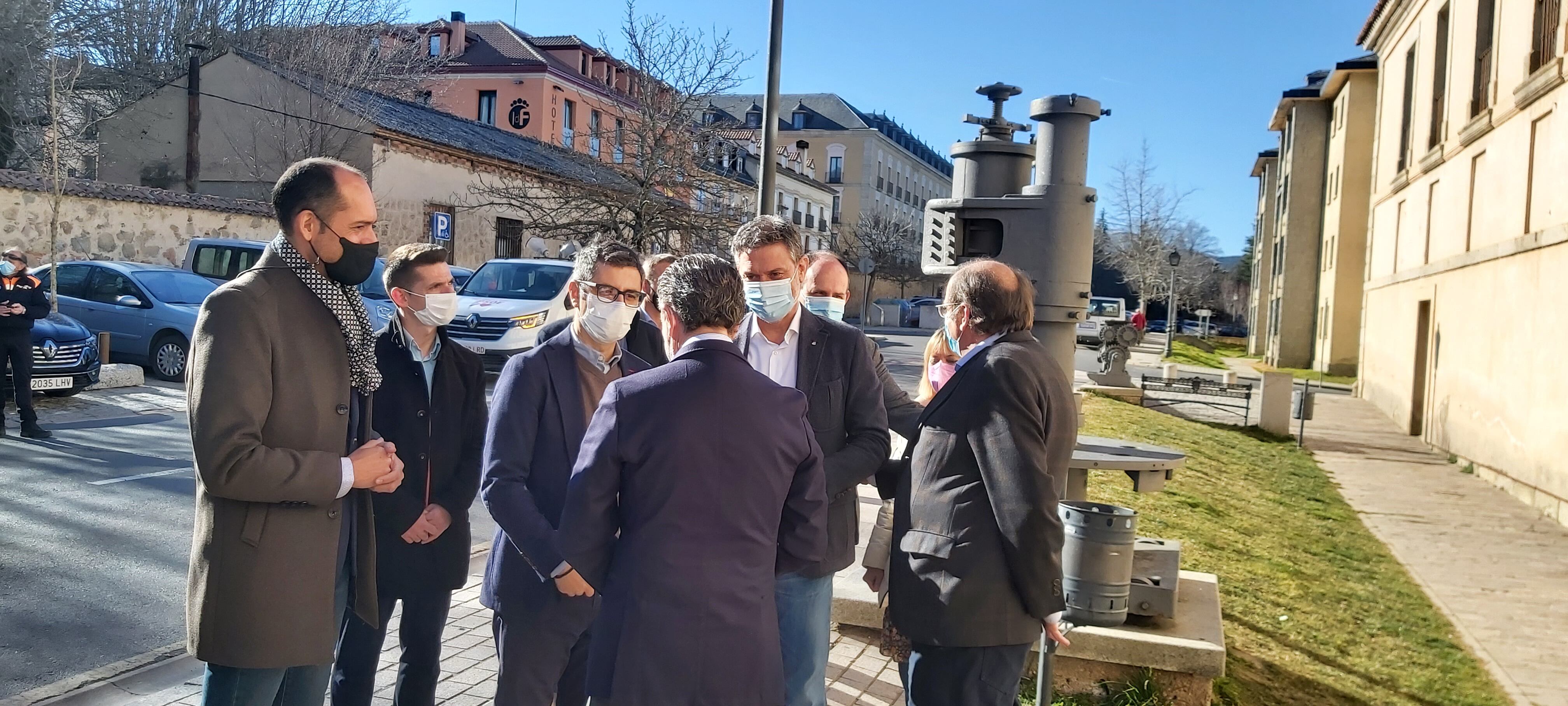 El ministro de Presidencia, Féliz Bolaños junto a los candidatos socialistas y el alcalde de La Granja, Samuel Alonso saludando a Andrés Ortega, presidente de la Fundación Centro Nacional del Vidrio