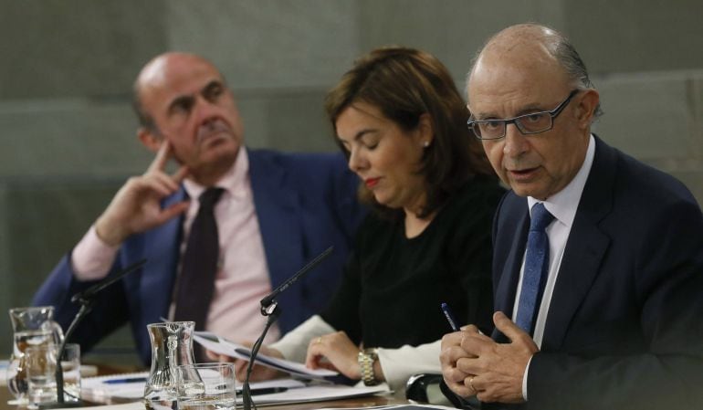 GRA264. MADRID, 10/07/2015.- El ministro de Hacienda y Administraciones Públicas, Cristobál Montoro (d), comparece junto a la ministra de la presidencia, vicepresidenta y portavoz, Soraya Saénz Santamaría (c) y al ministro de Economía y Competividad, Luis