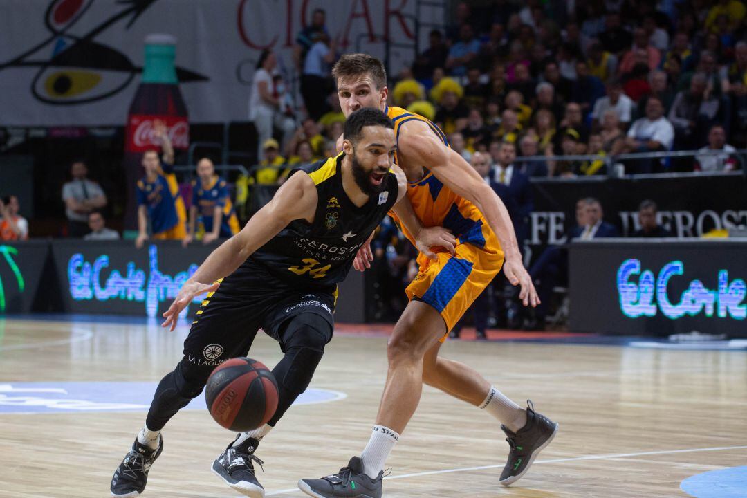 White trata de dejar atrás a un jugador del Herbalife Gran Canaria