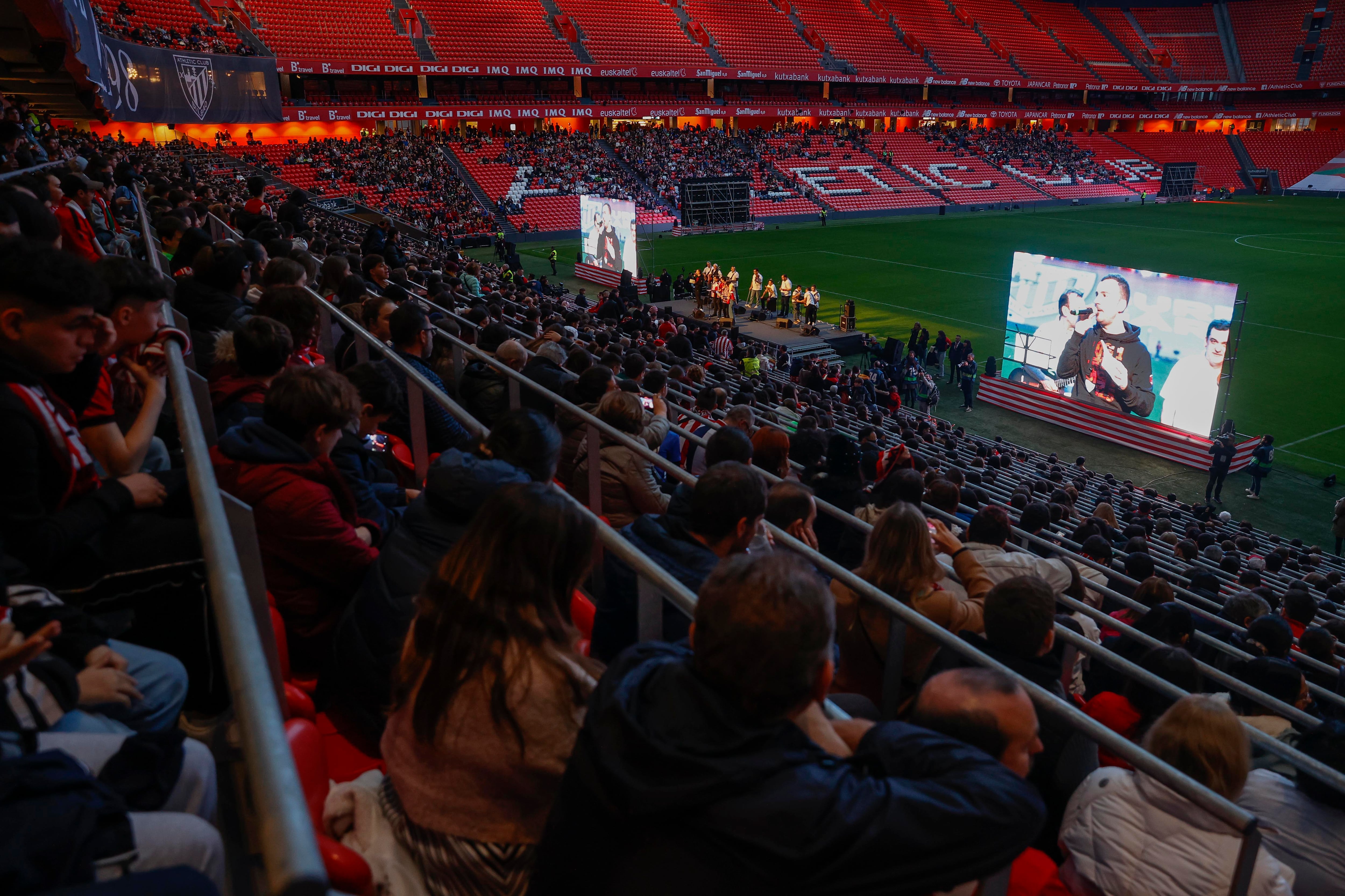 GRAFCAV3670. BILBAO, 29/12/2022.-  Cientos de personas han participado este jueves en el estadio de San Mamés en el acto inaugural de la celebración de los 125 años que el Athletic Club cumple en 2023. EFE/Miguel Toña
