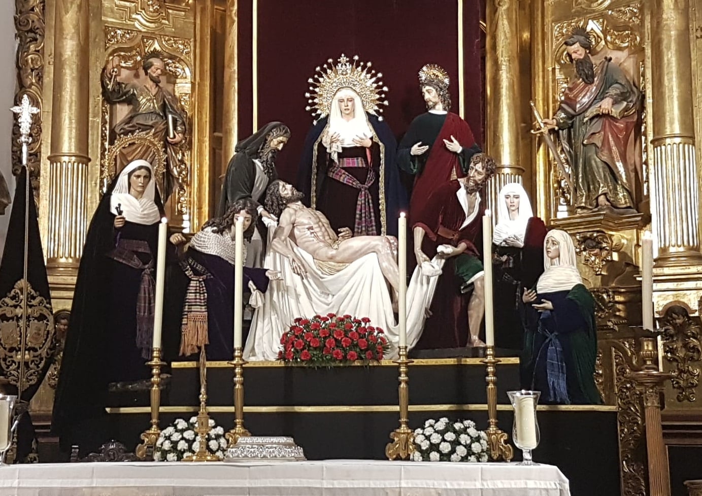 El Traslado al Sepulcro de la Hermandad de Santa Marta, ante el retablo mayor de la Parroquia de San Andrés