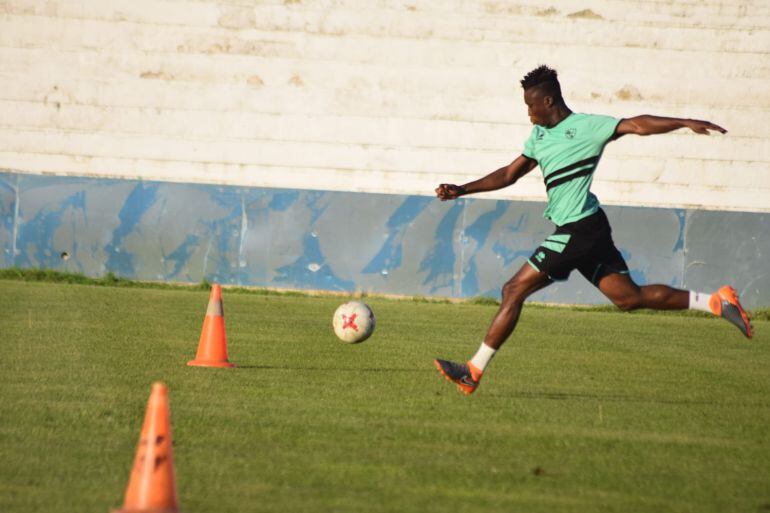 Joshua Anaba se entrena con el Linares Deportivo