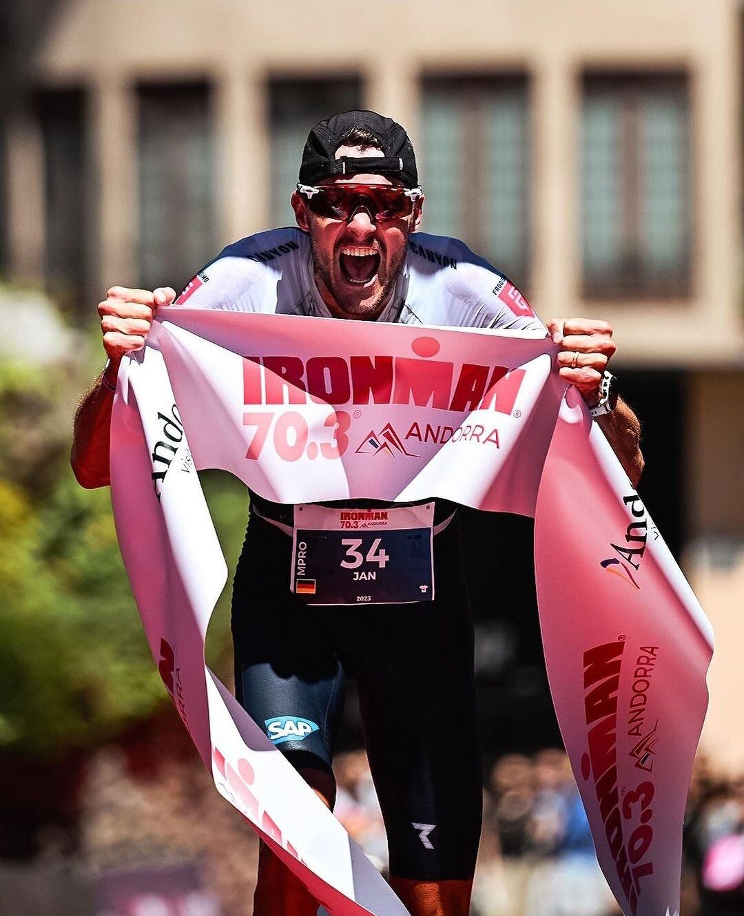 Frodeno celebra la victòria a l'Ironman 70.3