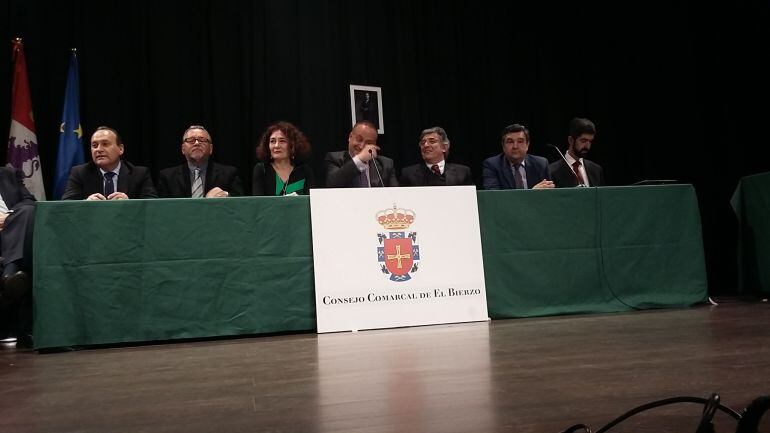 Mesa presidencial en el acto conmemorativo