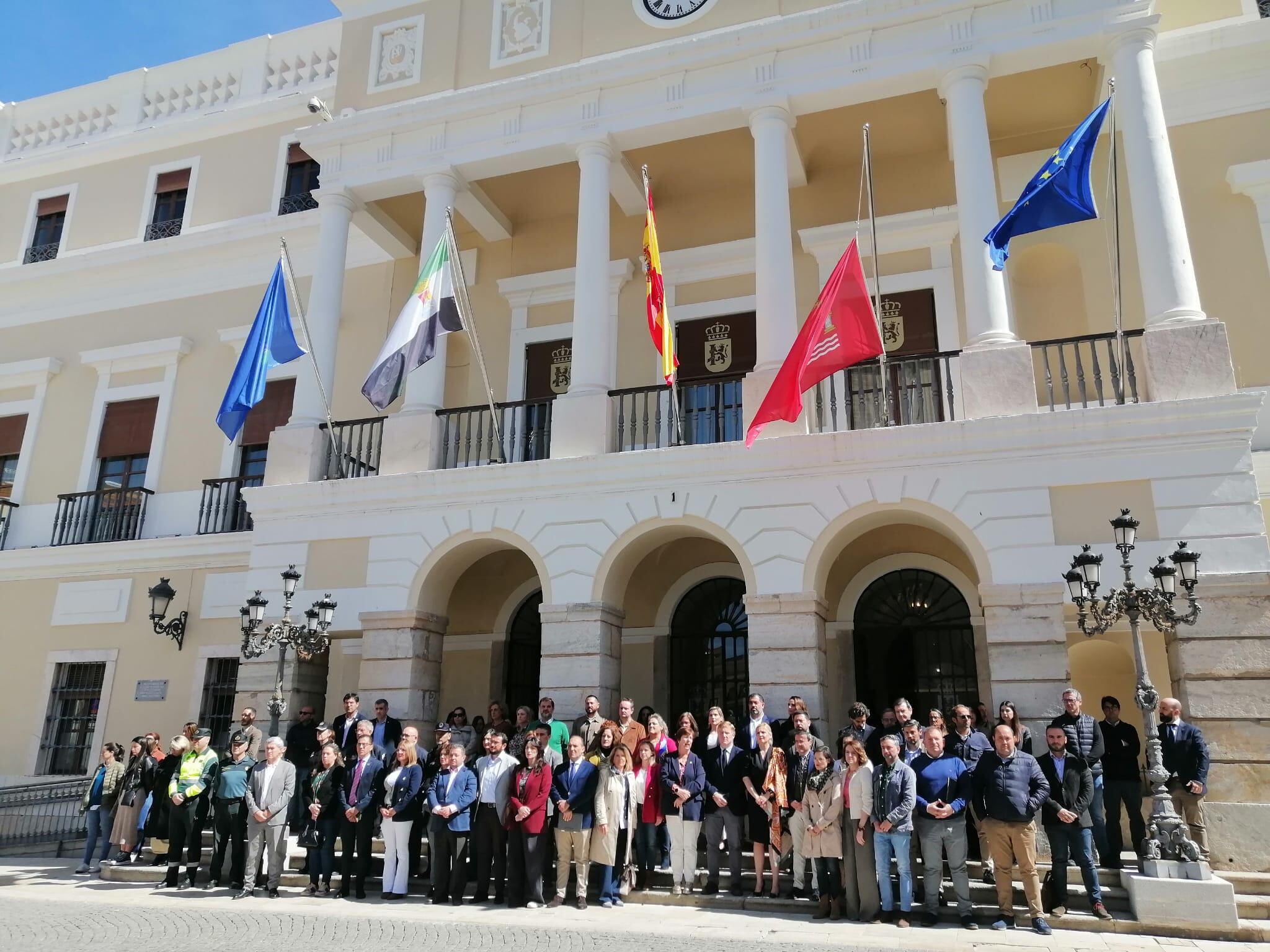 Minuto de silencio Badajoz por la mujer asesinada, presuntamente, por su hijo