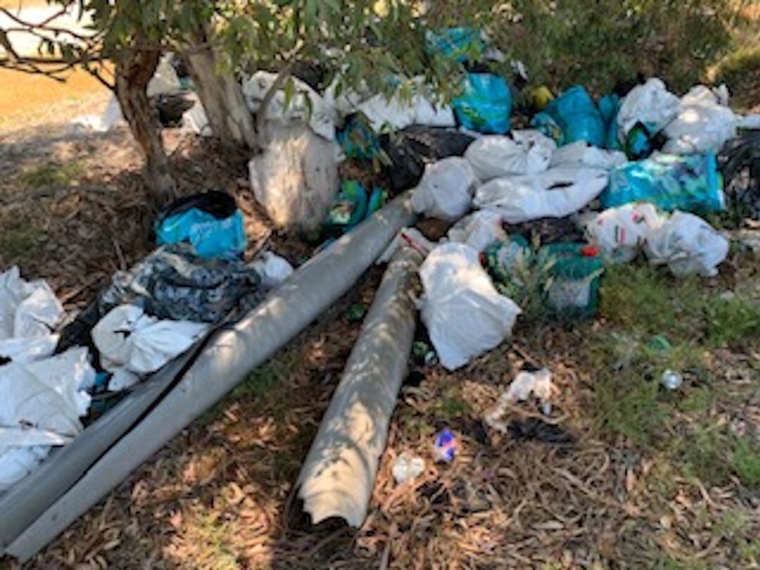 Retiran una tonelada de basura de la rambla de La Torrecilla