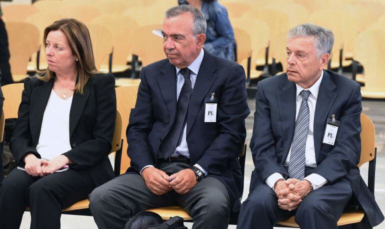 El expresidente de la Caja de Ahorros del Mediterráneo (CAM) Modesto Crespo (d), y los ex directores generales, Roberto López Abad (c) y María Dolores Amorós (i)
