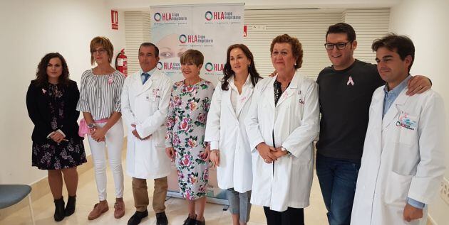 Manu Tenorio junto al equipo de la nueva unidad de mama del hospital HLA La Vega