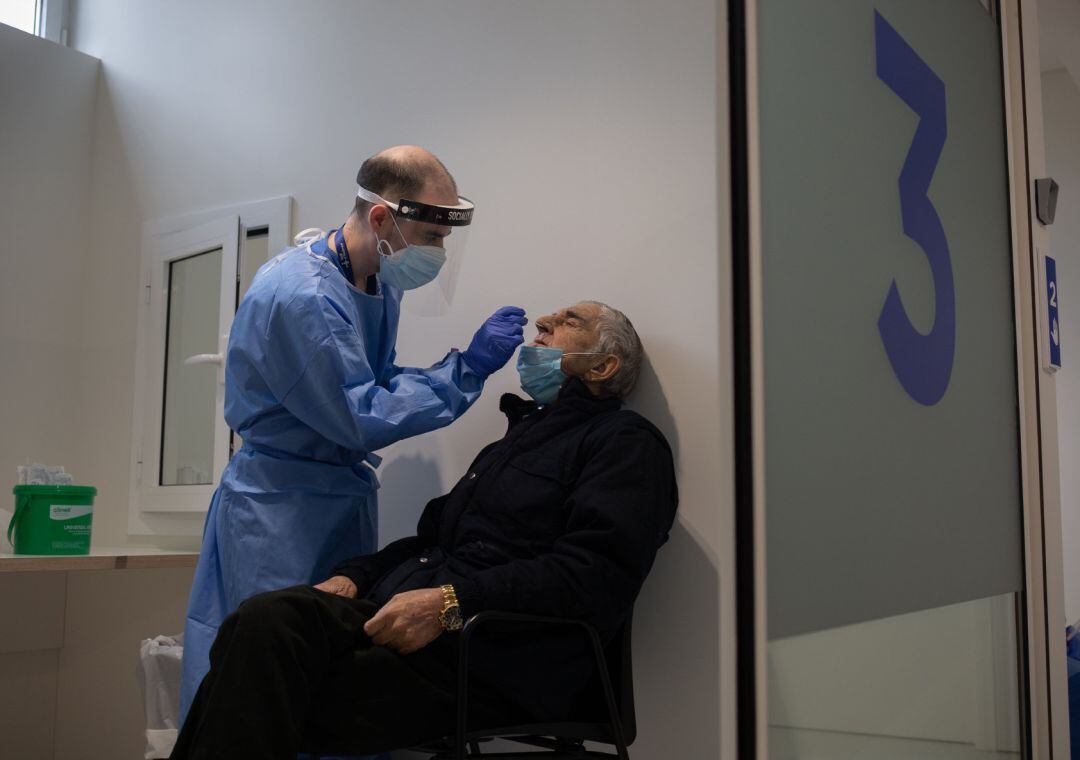 Un hombre se somete a una prueba PCR.