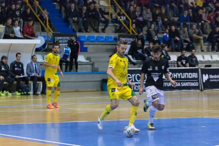 Juanjo Catela, en el duelo de la primera vuelta jugado en Santa Isabel, defiende ante Mauricio