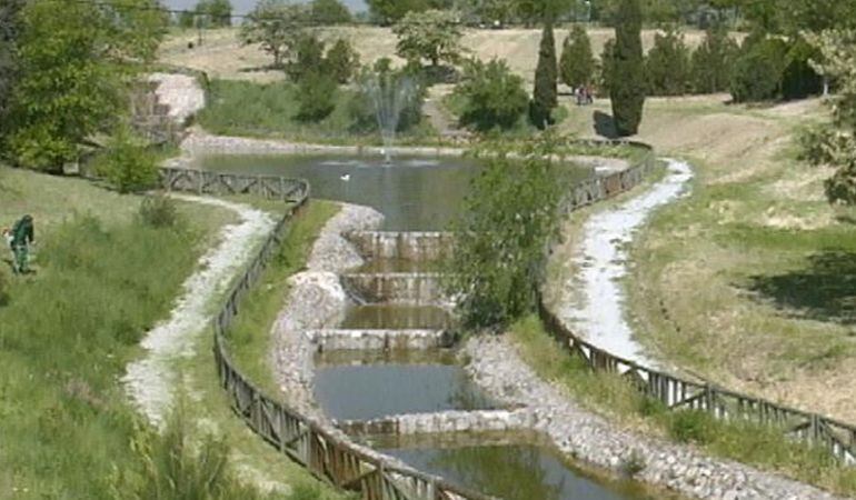 Los presupuestos participativos en la Alhóndiga apuestan por un cable esquí en el lago de este barrio.