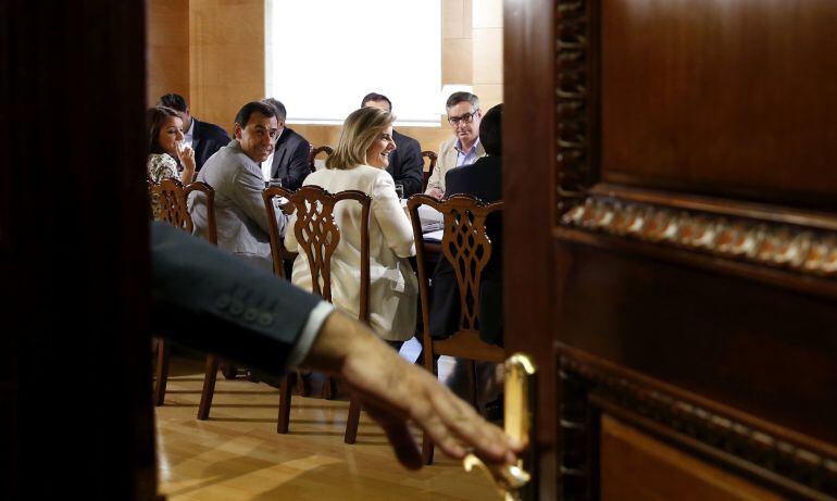 Los equipos del PP y Ciudadanos, durante una de las reuniones para impulsar un pacto de investidura.